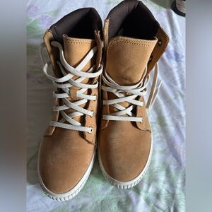 Women timberland boots size 7.5 I used one time,in good condition 👌